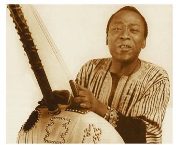 Senegalgo griot musikari eta kantaria, Afrikako ahozko tradizioan gizartearen kronikagile eta historiografo izan ohi dena.<br><br>